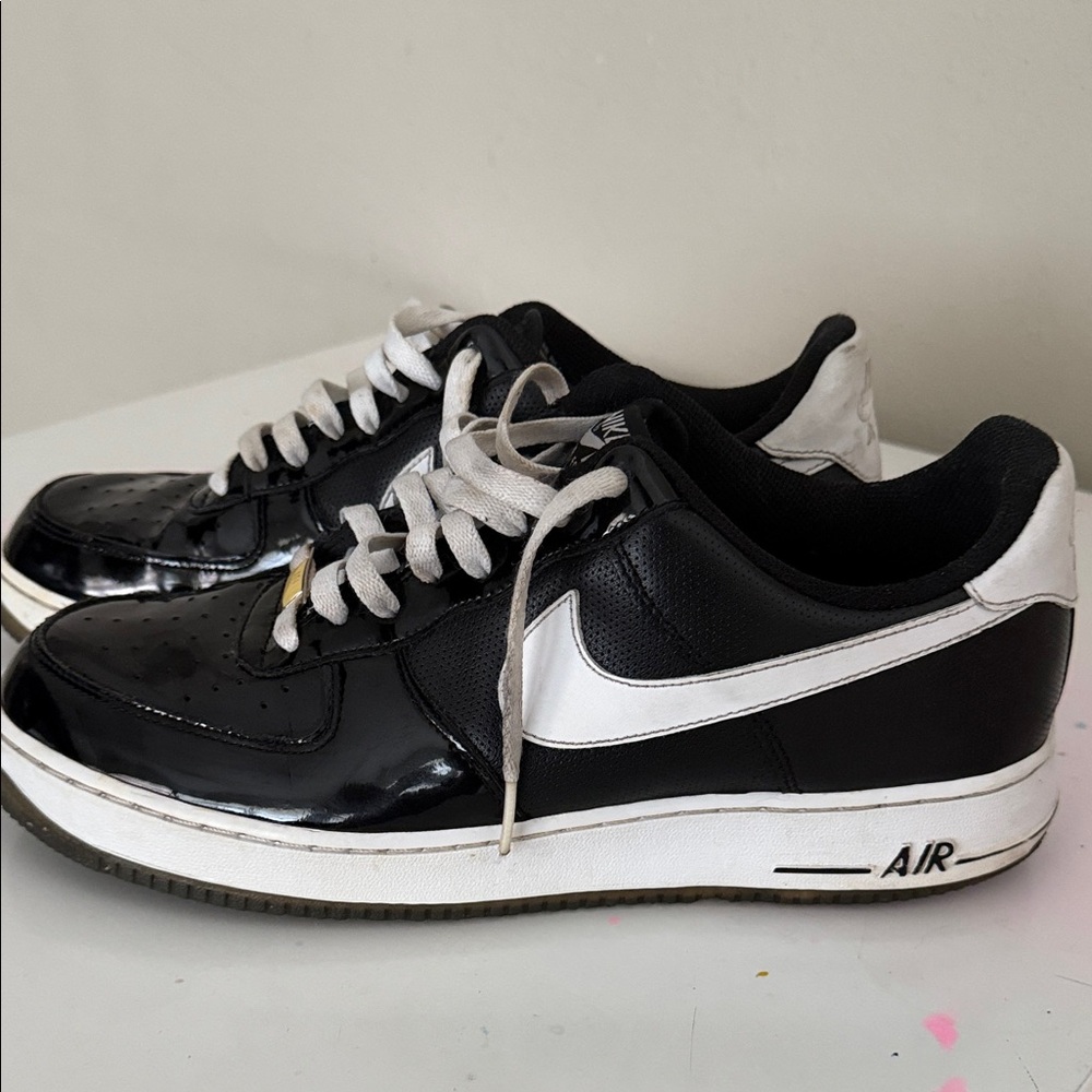 Men’s Nike Black and White Low-Top Sneakers Size 11.5